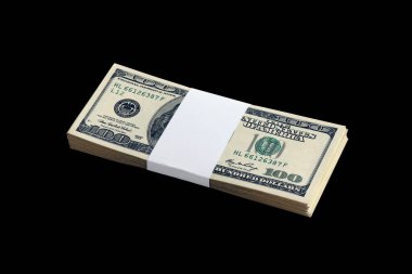 Siyaha izole edilmiş bir deste Amerikan doları. Tasarım objesi olarak mükemmel siyah arkaplan üzerinde yüksek çözünürlüklü Amerikan parası paketi