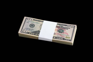 Siyaha izole edilmiş bir deste Amerikan doları. Tasarım objesi olarak mükemmel siyah arkaplan üzerinde yüksek çözünürlüklü Amerikan parası paketi