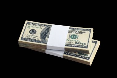 Siyaha izole edilmiş bir deste Amerikan doları. Tasarım objesi olarak mükemmel siyah arkaplan üzerinde yüksek çözünürlüklü Amerikan parası paketi