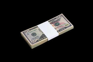 Siyaha izole edilmiş bir deste Amerikan doları. Tasarım objesi olarak mükemmel siyah arkaplan üzerinde yüksek çözünürlüklü Amerikan parası paketi