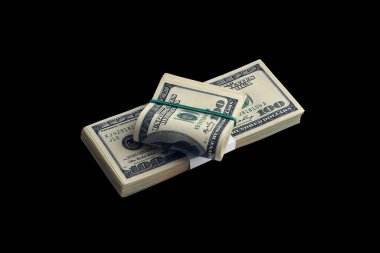 Siyaha izole edilmiş bir deste Amerikan doları. Tasarım objesi olarak mükemmel siyah arkaplan üzerinde yüksek çözünürlüklü Amerikan parası paketi