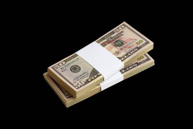 Siyaha izole edilmiş bir deste Amerikan doları. Tasarım objesi olarak mükemmel siyah arkaplan üzerinde yüksek çözünürlüklü Amerikan parası paketi