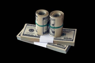 Siyaha izole edilmiş bir deste Amerikan doları. Tasarım objesi olarak mükemmel siyah arkaplan üzerinde yüksek çözünürlüklü Amerikan parası paketi