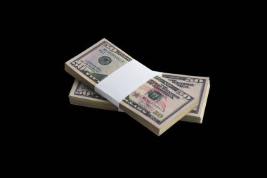 Siyaha izole edilmiş bir deste Amerikan doları. Tasarım objesi olarak mükemmel siyah arkaplan üzerinde yüksek çözünürlüklü Amerikan parası paketi