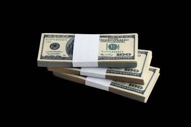 Siyaha izole edilmiş bir deste Amerikan doları. Tasarım objesi olarak mükemmel siyah arkaplan üzerinde yüksek çözünürlüklü Amerikan parası paketi