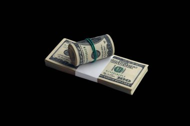 Siyaha izole edilmiş bir deste Amerikan doları. Tasarım objesi olarak mükemmel siyah arkaplan üzerinde yüksek çözünürlüklü Amerikan parası paketi