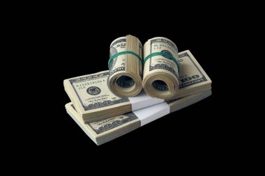 Siyaha izole edilmiş bir deste Amerikan doları. Tasarım objesi olarak mükemmel siyah arkaplan üzerinde yüksek çözünürlüklü Amerikan parası paketi