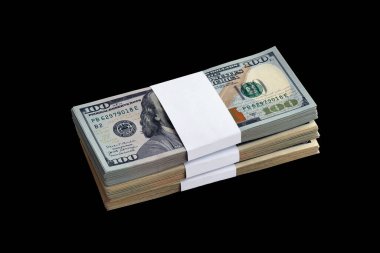 Siyaha izole edilmiş bir deste Amerikan doları. Tasarım objesi olarak mükemmel siyah arkaplan üzerinde yüksek çözünürlüklü Amerikan parası paketi