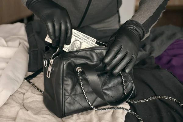 Ladrón Traje Negro Guantes Ven Bolsa Abierta Mujeres Robadas Ladrón — Foto de Stock