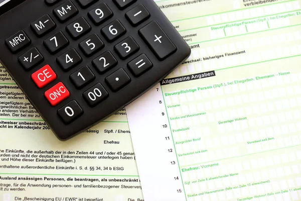 ドイツの年間所得税申告書と計算機は会計表の終わりにあります ドイツとヨーロッパにおける納税期間の概念 — ストック写真