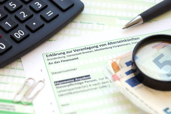 Declaración Alemana Sobre Evaluación Los Ingresos Jubilación Con Calculadora Dinero — Foto de Stock