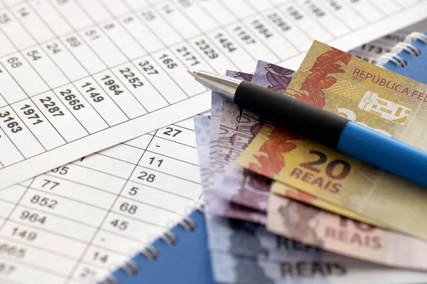 Bolígrafo Con Billetes Brasileños Documentos Con Tabla Cálculos Concepto Negocio — Foto de Stock