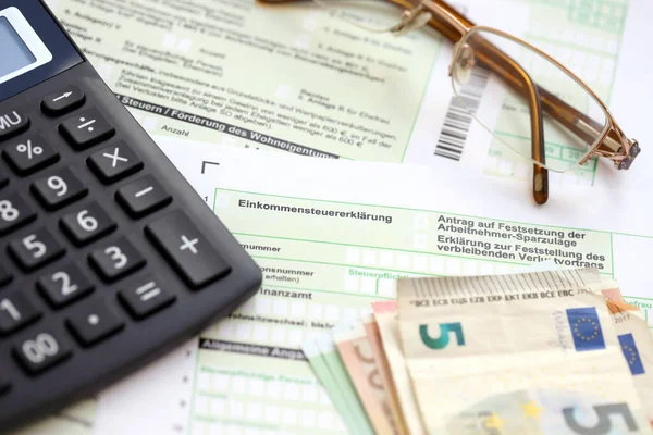 Duitse Inkomstenbelasting Aangifte Formulier Met Europese Euro Geld Rekeningen Rekenmachine — Stockfoto