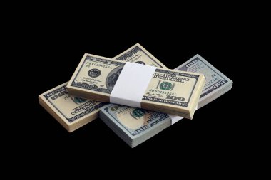 Siyaha izole edilmiş bir deste Amerikan doları. Tasarım objesi olarak mükemmel siyah arkaplan üzerinde yüksek çözünürlüklü Amerikan parası paketi