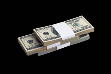 Siyaha izole edilmiş bir deste Amerikan doları. Tasarım objesi olarak mükemmel siyah arkaplan üzerinde yüksek çözünürlüklü Amerikan parası paketi