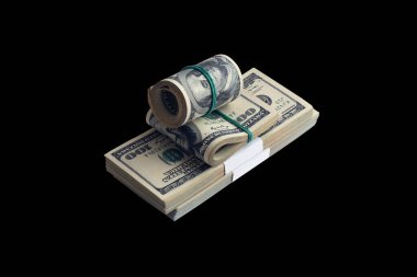 Siyaha izole edilmiş bir deste Amerikan doları. Tasarım objesi olarak mükemmel siyah arkaplan üzerinde yüksek çözünürlüklü Amerikan parası paketi