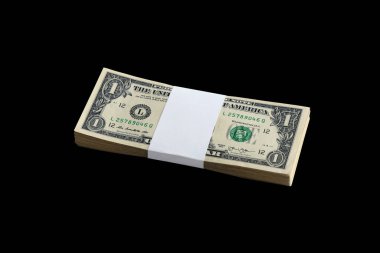 Siyaha izole edilmiş bir deste Amerikan doları. Tasarım objesi olarak mükemmel siyah arkaplan üzerinde yüksek çözünürlüklü Amerikan parası paketi