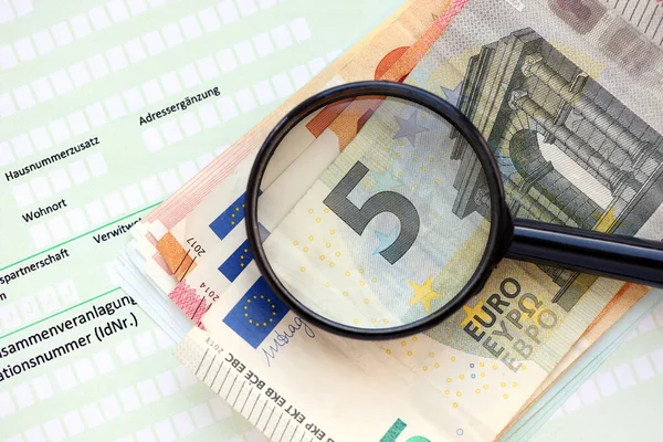 Formulario Alemán Declaración Del Impuesto Sobre Renta Con Lupa Billetes — Foto de Stock