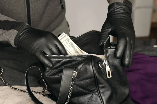 Ladrón Traje Negro Guantes Ven Bolsa Abierta Mujeres Robadas Ladrón — Foto de Stock