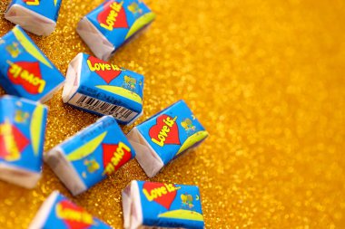 TERNOPIL, UKRAINE - 23 Haziran 2022: Aşk, 1990 'larda Rusya' da popüler olan bir Türk balon diş etidir. Aşkın çeşitli tatları sakız çiğniyor. Yığınla aşk hakkında.