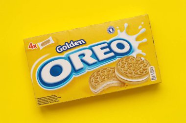 TERNOPİL, UKRAINE - 28 Mayıs 2022: Oreo altın çıtır kurabiye kutusu. Oreo markası, Mondelez International adlı Amerikan şirketine ait.
