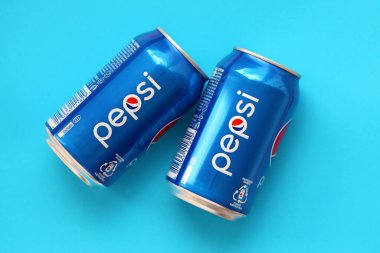 TERNOPİL, UKRAINE - 28 Mayıs 2022: soğuk Pepsi içecek kutuları. Pepsi 1893 yılından beri PepsiCo tarafından üretilen bir karbonatlı meşrubattır.