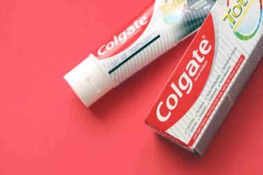 TERNOPIL, UKRAINE - 23 Haziran 2022: Colgate diş macunu, merkezi NYC 'de bulunan Amerikalı tüketici ürünleri şirketi Colgate-Palmolive tarafından üretilen bir markadır.