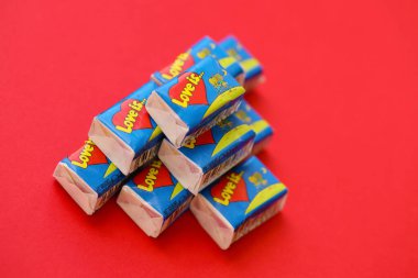 TERNOPIL, UKRAINE - 23 Haziran 2022: Aşk, 1990 'larda Rusya' da popüler olan bir Türk balon diş etidir. Aşkın çeşitli tatları sakız çiğniyor. Yığınla aşk hakkında.