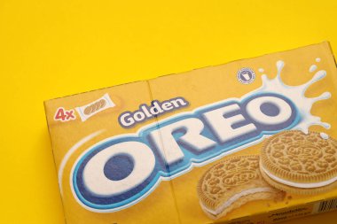TERNOPİL, UKRAINE - 28 Mayıs 2022: Oreo altın çıtır kurabiye kutusu. Oreo markası, Mondelez International adlı Amerikan şirketine ait.
