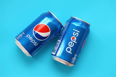 TERNOPİL, UKRAINE - 28 Mayıs 2022: soğuk Pepsi içecek kutuları. Pepsi 1893 yılından beri PepsiCo tarafından üretilen bir karbonatlı meşrubattır.
