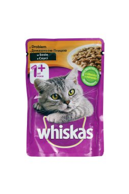 KHARKIV, UKRAINE - Şubat 06, 2021: Viskiler beyaz arka planda kedi maması mor etiketli paket. Whiskas, Amerikan markası Mars, Inc.