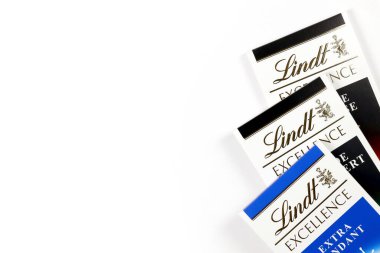 KHARKIV, UKRAINE - 18 Aralık 2020: beyaz arka planda Lindt Çikolata. Lindt ve Spruengli AG, çikolataları ve diğer şekerleri ile tanınan bir İsviçre çikolata ve şekerleme şirketidir.
