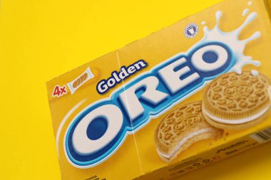 TERNOPİL, UKRAINE - 28 Mayıs 2022: Oreo altın çıtır kurabiye kutusu. Oreo markası, Mondelez International adlı Amerikan şirketine ait.
