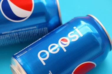 TERNOPİL, UKRAINE - 28 Mayıs 2022: soğuk Pepsi içecek kutuları. Pepsi 1893 yılından beri PepsiCo tarafından üretilen bir karbonatlı meşrubattır.