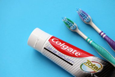 TERNOPIL, UKRAINE - 23 Haziran 2022: Colgate diş macunu ve diş fırçası, NYC merkezli Colgate-Palmolive adlı Amerikan tüketici ürünleri şirketi tarafından üretilen bir markadır.