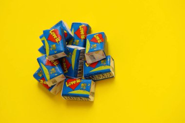 TERNOPIL, UKRAINE - 23 Haziran 2022: Aşk, 1990 'larda Rusya' da popüler olan bir Türk balon diş etidir. Aşkın çeşitli tatları sakız çiğniyor. Yığınla aşk hakkında.