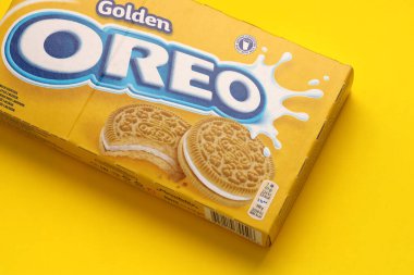 TERNOPİL, UKRAINE - 28 Mayıs 2022: Oreo altın çıtır kurabiye kutusu. Oreo markası, Mondelez International adlı Amerikan şirketine ait.