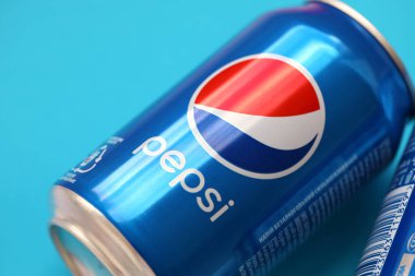 TERNOPİL, UKRAINE - 28 Mayıs 2022: soğuk Pepsi içecek kutuları. Pepsi 1893 yılından beri PepsiCo tarafından üretilen bir karbonatlı meşrubattır.