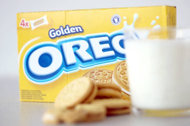 TERNOPİL, UKRAINE - 28 Mayıs 2022: beyaz arka planda bir bardak sütle Oreo altın çıtır kurabiyeleri. Oreo markası, Mondelez International adlı Amerikan şirketine ait.