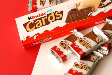 TERNOPİL, UKRAINE - 3 HAZİRAN 2022: Kinder Çikolata Kartları ürün paketi. Kinder, Ferrero 'nun çok uluslu İtalyan şekerleme markasıdır..