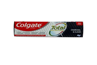 TERNOPIL, UKRAINE - 23 Haziran 2022: Colgate diş macunu, merkezi NYC 'de bulunan Amerikalı tüketici ürünleri şirketi Colgate-Palmolive tarafından üretilen bir markadır.