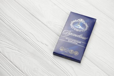 KHARKIV, UKRAINE - 27 Ocak 2021: Vdokhnovenie ya da ilham veren çikolatalı bar - Babayevskiy çikolata fabrikasından. Eski Rus geleneksel çikolata tasarımı