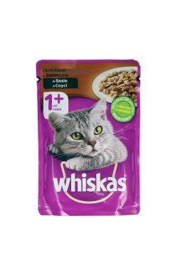 KHARKIV, UKRAINE - Şubat 06, 2021: Viskiler beyaz arka planda kedi maması mor etiketli paket. Whiskas, Amerikan markası Mars, Inc.