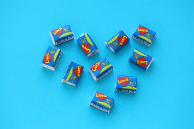 TERNOPIL, UKRAINE - 23 Haziran 2022: Aşk, 1990 'larda Rusya' da popüler olan bir Türk balon diş etidir. Aşkın çeşitli tatları sakız çiğniyor. Yığınla aşk hakkında.