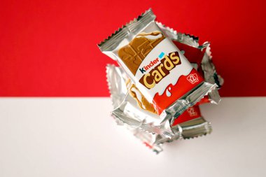 TERNOPİL, UKRAINE - 3 HAZİRAN 2022: Kinder Çikolata Kartları ürün paketi. Kinder, Ferrero 'nun çok uluslu İtalyan şekerleme markasıdır..