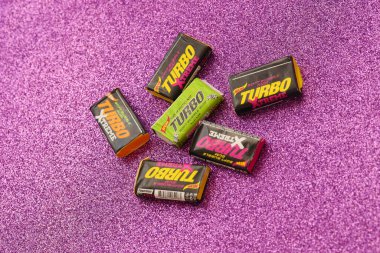 TERNOPIL, UKRAINE - 28 Mayıs 2022: Türk retro sakız çiğneme Turbo aşırı 80 'lerden kalma nostaljik tasarım