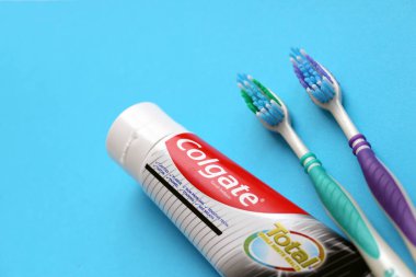 TERNOPIL, UKRAINE - 23 Haziran 2022: Colgate diş macunu ve diş fırçası, NYC merkezli Colgate-Palmolive adlı Amerikan tüketici ürünleri şirketi tarafından üretilen bir markadır.