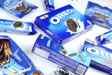 KHARKIV, UKRAINE - 14 Şubat 2021: orjinal ve gevrek kurabiye paketlerini inceltiyor. Oreo markası, Mondelez International adlı Amerikan şirketine ait.