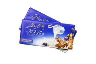 KHARKIV, UKRAINE - 18 Aralık 2020: beyaz arka planda Lindt Çikolata. Lindt ve Spruengli AG, çikolataları ve diğer şekerleri ile tanınan bir İsviçre çikolata ve şekerleme şirketidir.