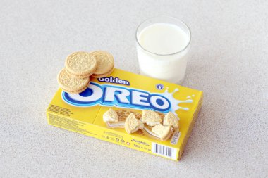 TERNOPİL, UKRAINE - 28 Mayıs 2022: beyaz arka planda bir bardak sütle Oreo altın çıtır kurabiyeleri. Oreo markası, Mondelez International adlı Amerikan şirketine ait.